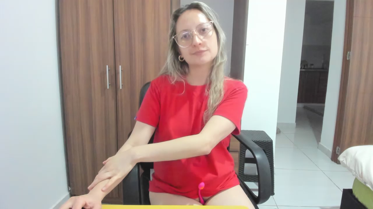 Adele_johsonn1 live cam model at Cam4