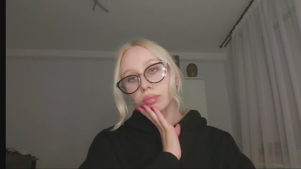 AnyaPeach live cam model at Cam4