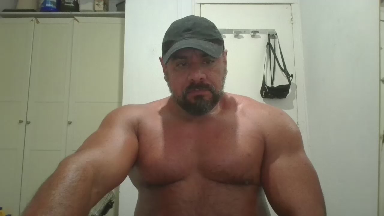 BeefyBullBcn — Freechat on Cam4