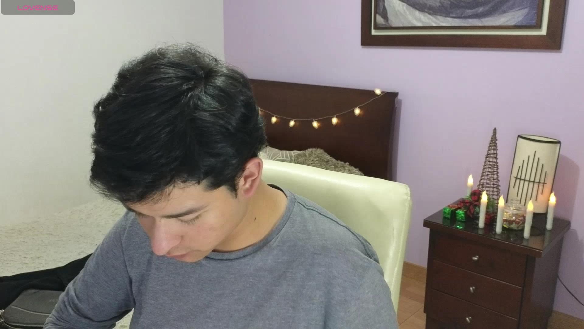 Bottomtwink33 live cam model at Cam4