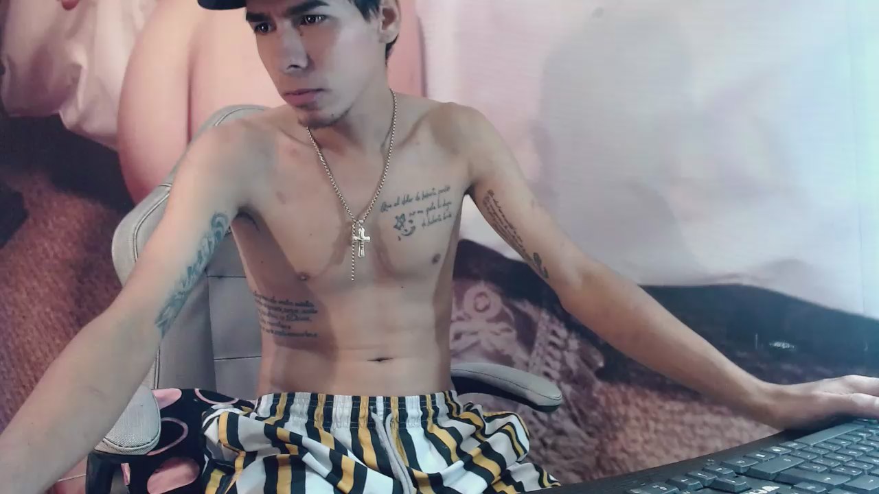 Watch CESAR__HOTT live on cam at Cam4