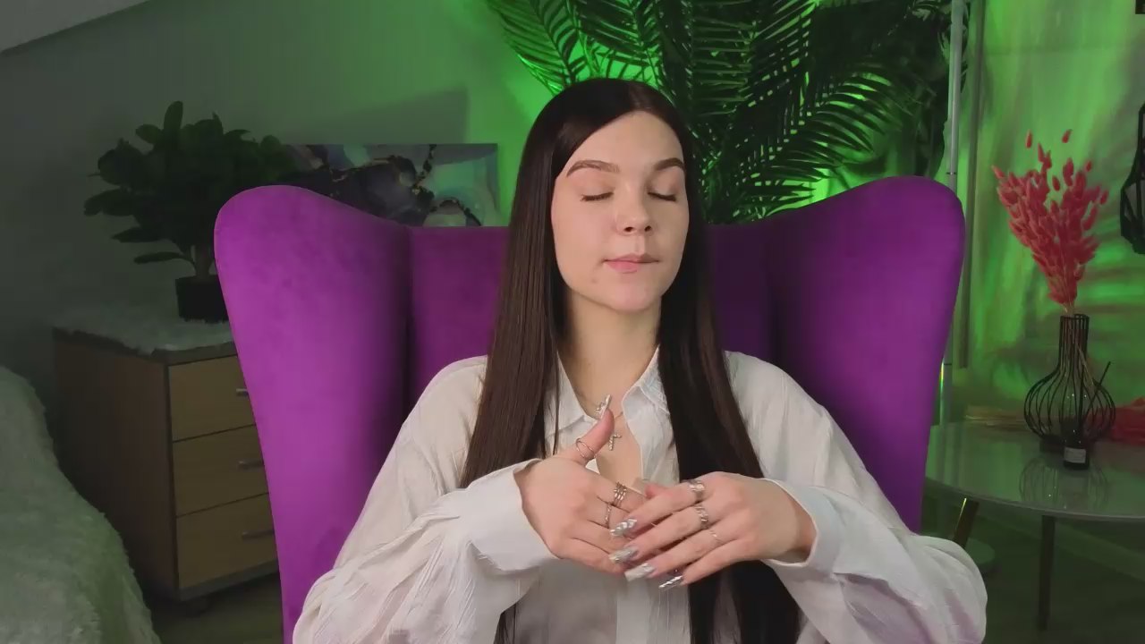 DaiseyOsario live cam model at Cam4