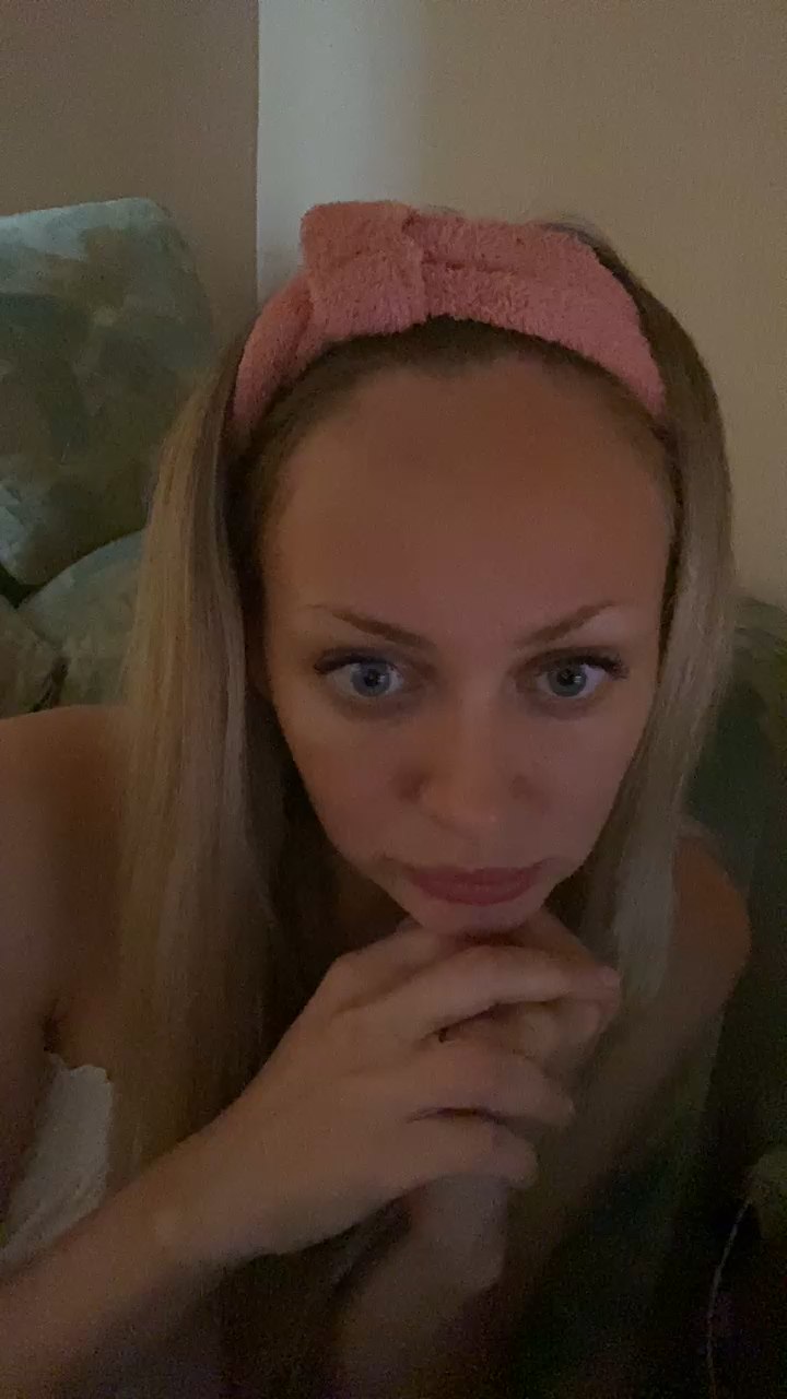 Watch EmillyaW live on cam on Cam4
