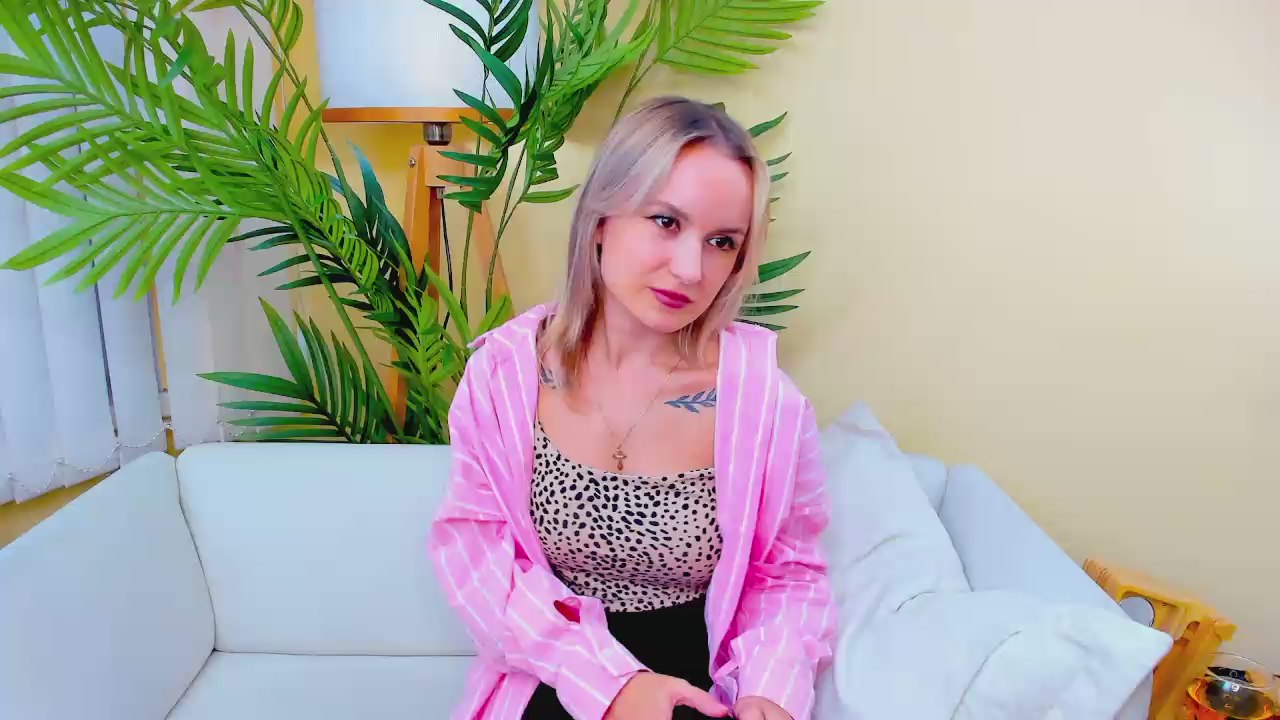 EugeniaWishon live cam model at Cam4