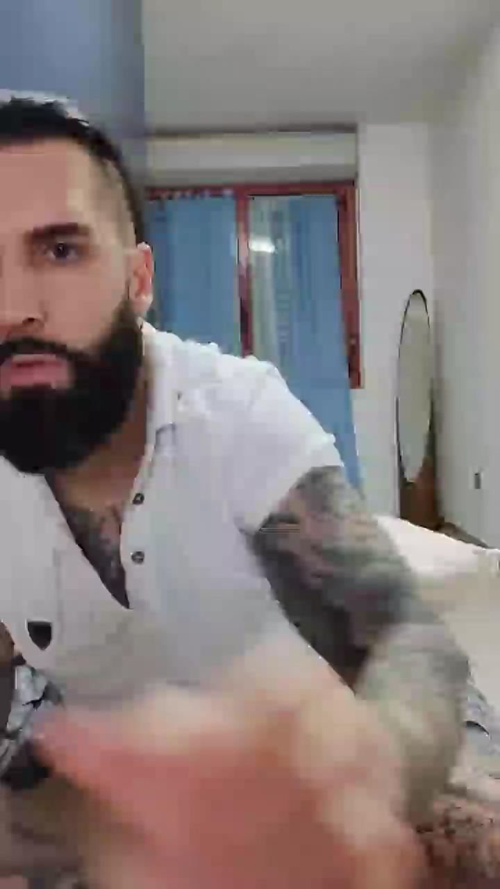 GioEltoro88 live cam model at Cam4