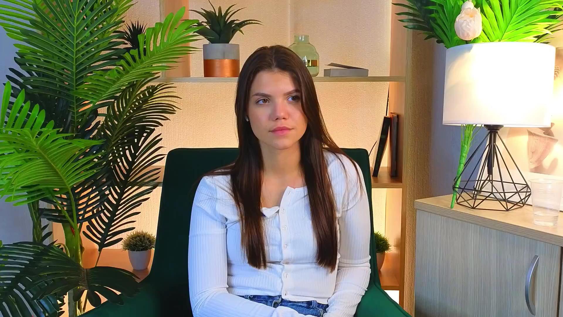 JulianaBurnard live cam model at Cam4