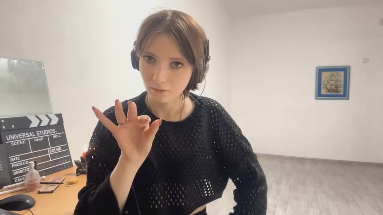 LeanaMielnicki live cam model at Cam4