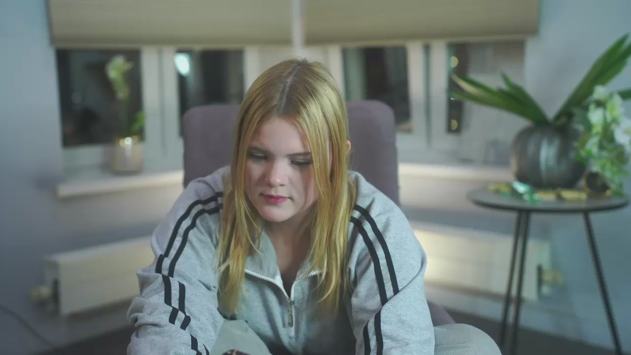 LonnaOeler live cam model at Cam4