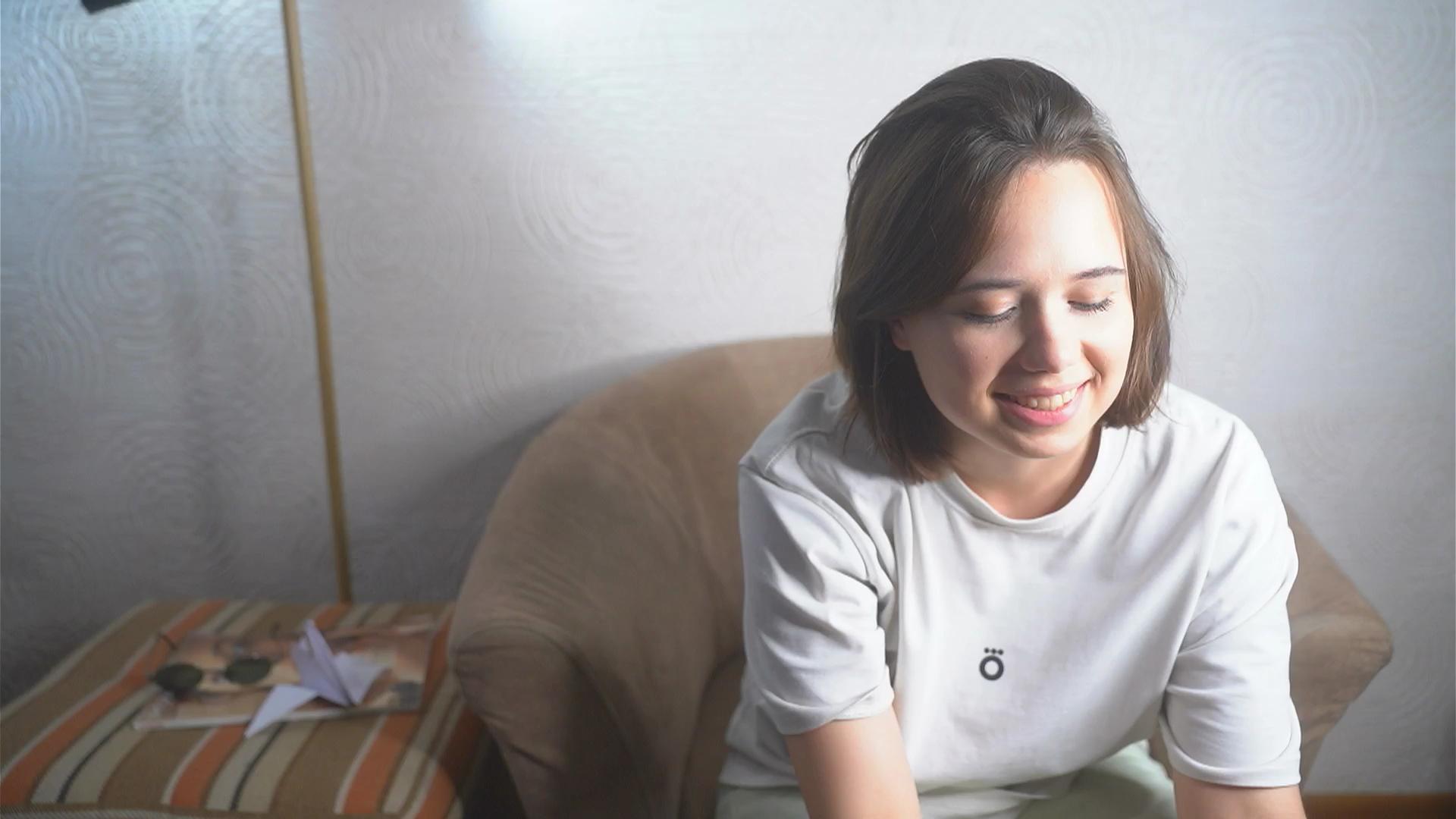 LoriannHaslem live cam model at Cam4