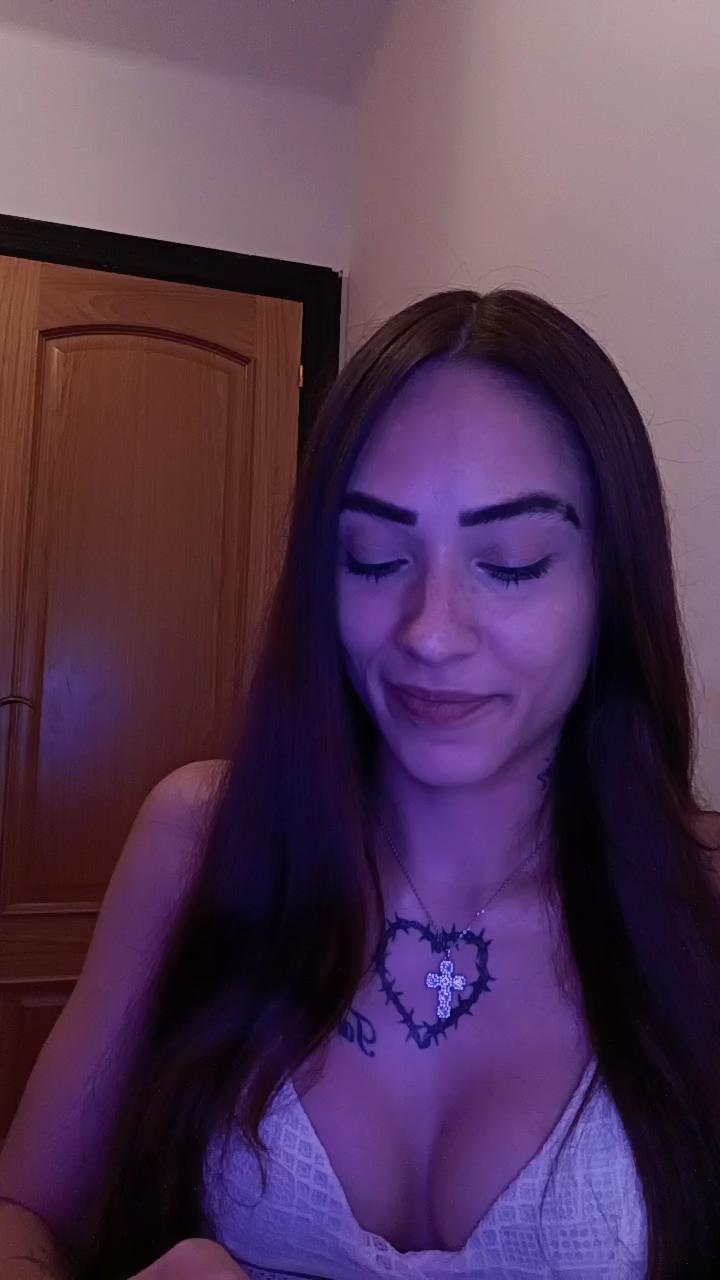 Watch Luciavolvi2 live on cam on Cam4