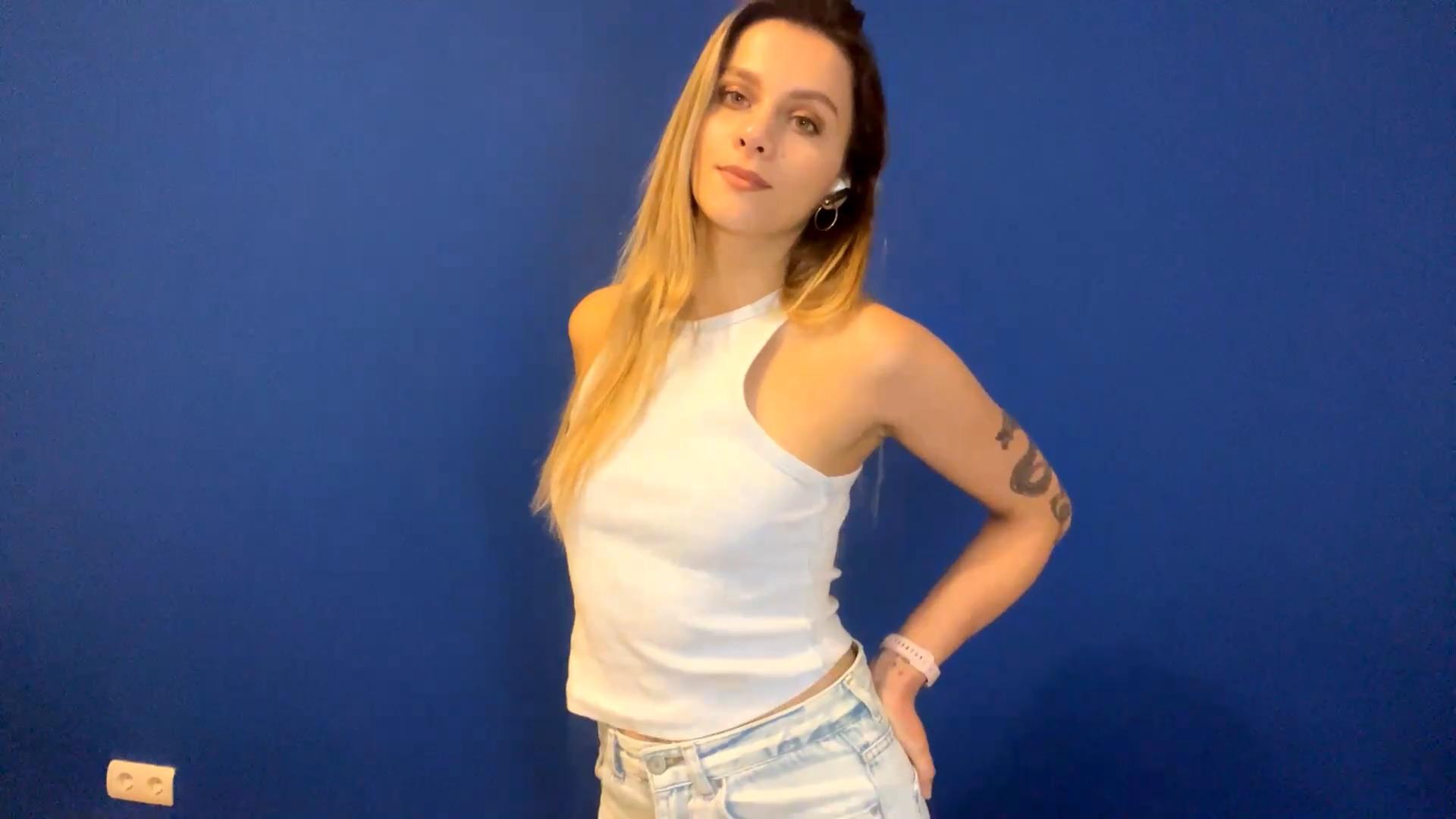 LylaPon live cam model at Cam4