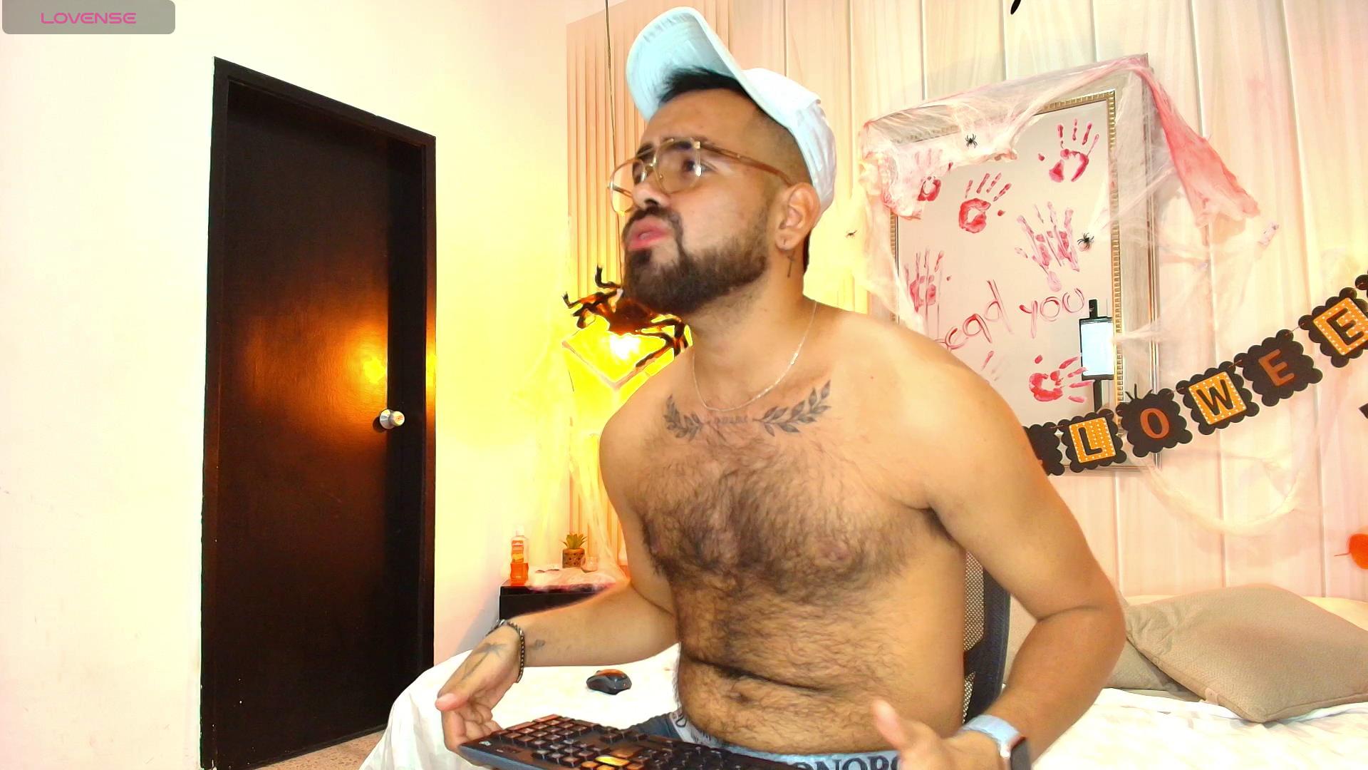 Mateo_brownn live cam model at Cam4