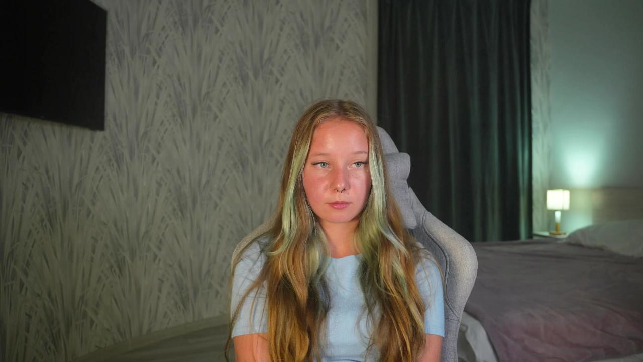 Watch NoellaRiddle live on cam on Cam4