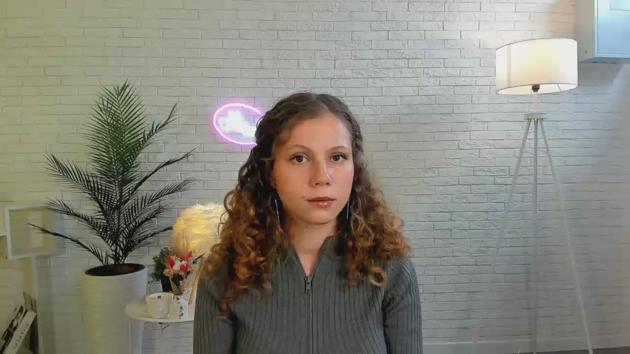 RoxannFrahm live cam model at Cam4