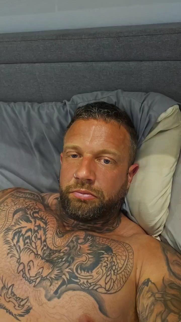 Tattedmuscle1 Live Webcam on Cam4