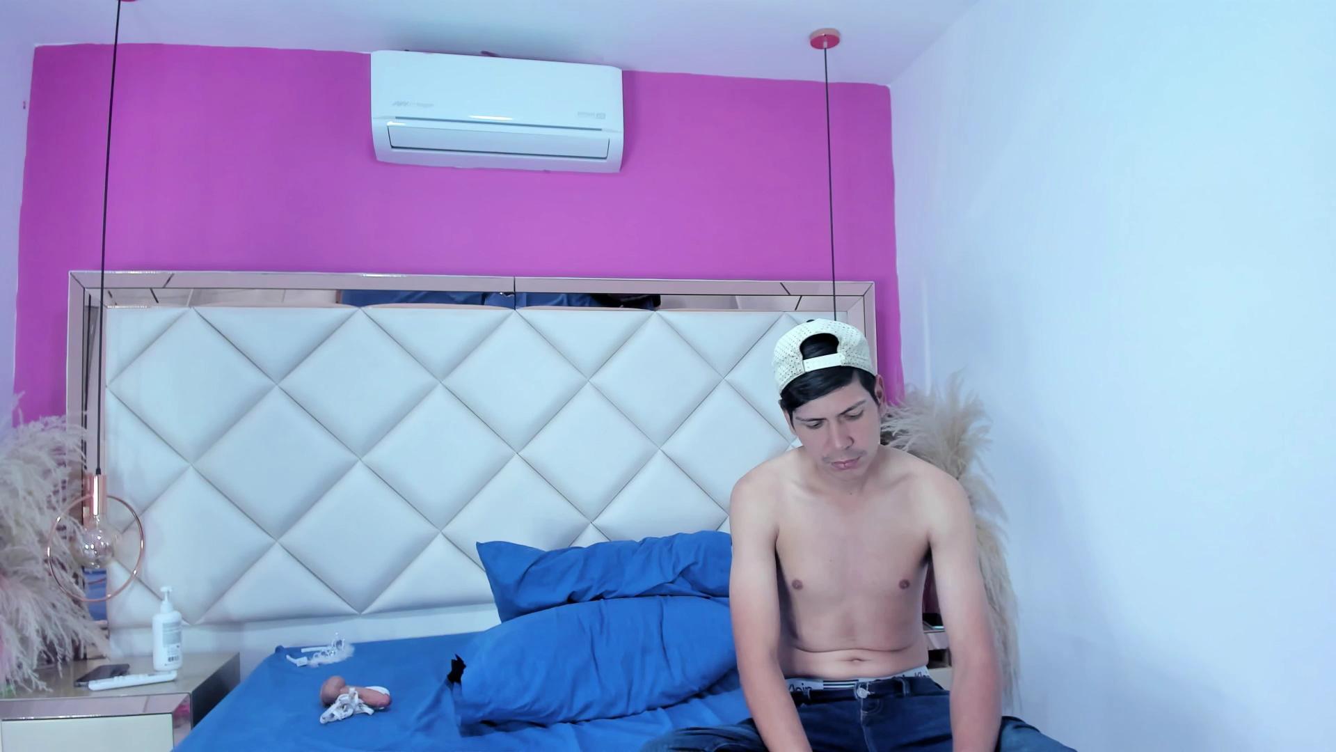 Watch ThomasAndRenata live on cam on Cam4
