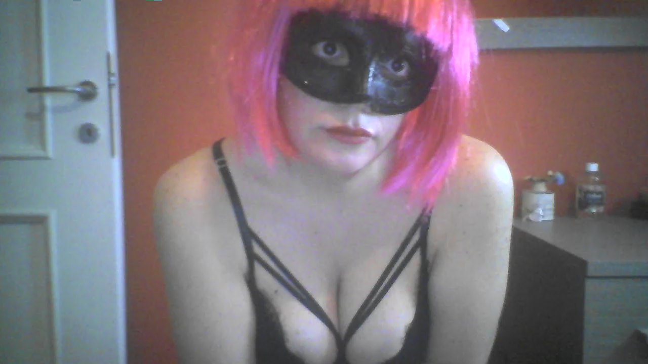 Watch WomanInMask live on cam at Cam4