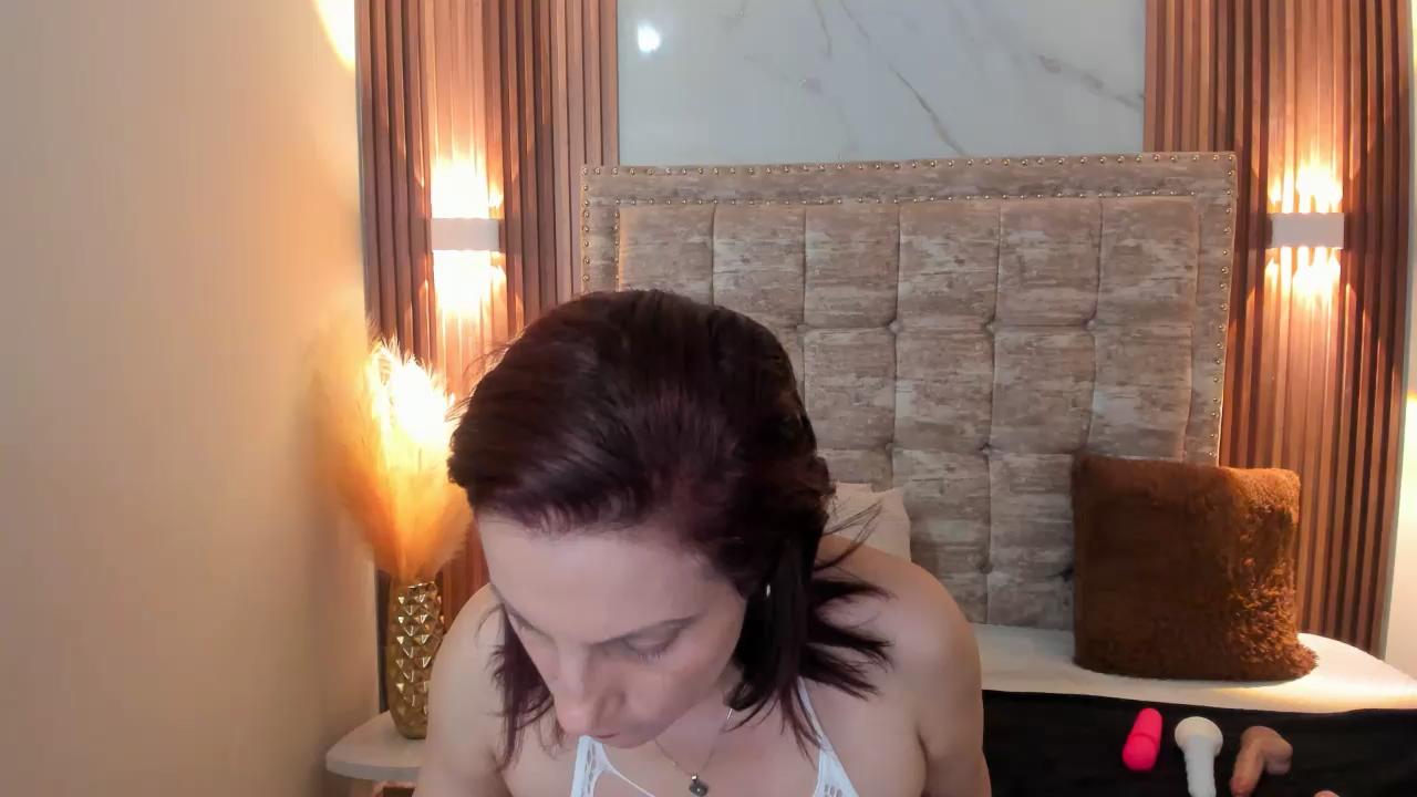 ada_mclaine live cam model at Cam4