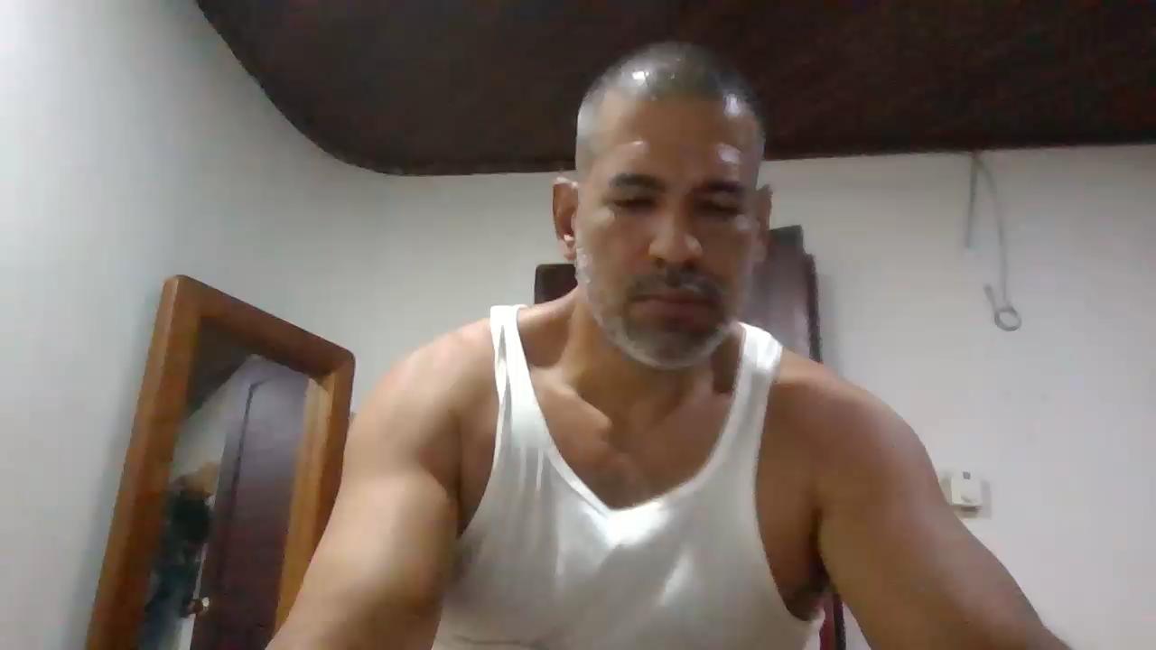 Watch  costevergon7 live on Cam4