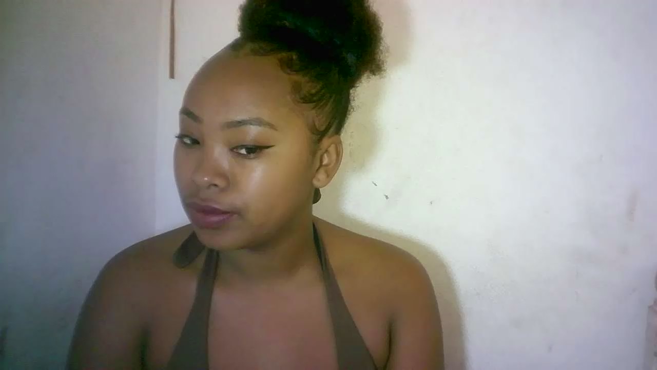 lesbienMada live cam model at Cam4