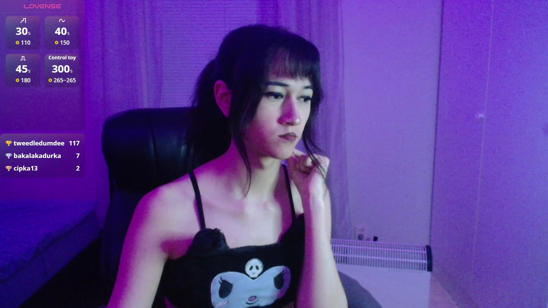 lewdpillows live cam model at Cam4