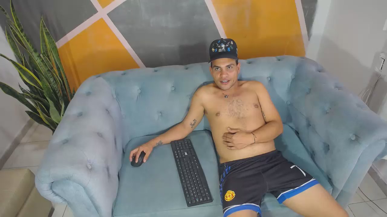 rom_weasley live cam model at Cam4