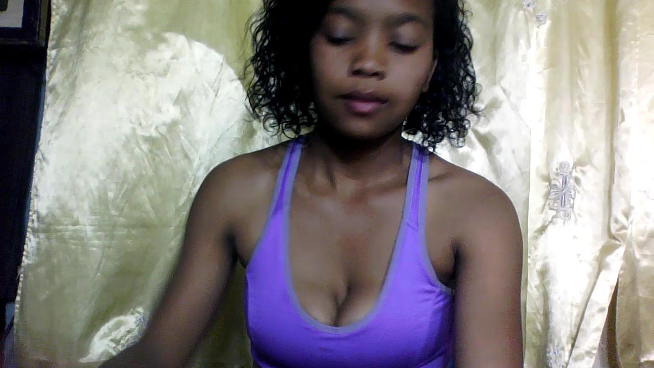 Watch  thinamarria live on cam at Cam4