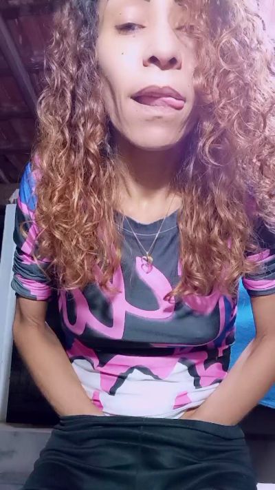 1yummypughetta live cam on Cam4