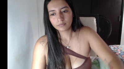 22_saliha live cam on Cam4