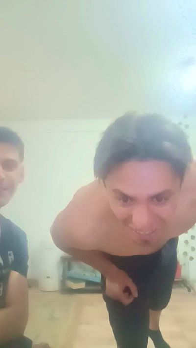 4gus24 live cam on Cam4