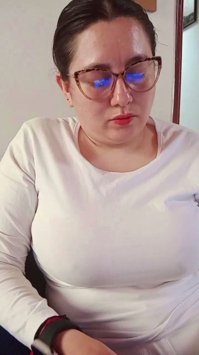 ALICELEBEL_1995 live cam on Cam4