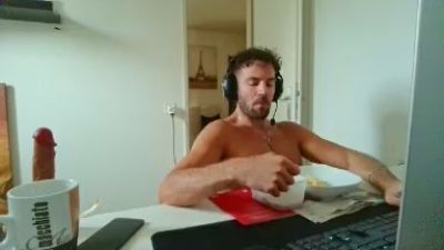 ALPHA_HUNK live cam on Cam4