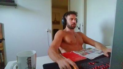 ALPHA_HUNK live cam on Cam4
