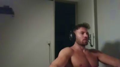 ALPHA_HUNK live cam on Cam4