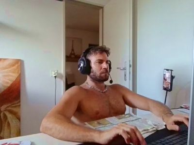 ALPHA_HUNK live cam on Cam4