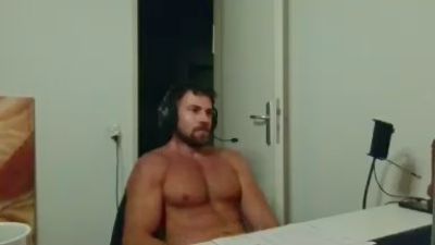ALPHA_HUNK live cam on Cam4