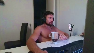 ALPHA_HUNK live cam on Cam4