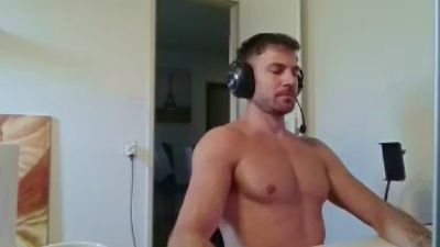 ALPHA_HUNK live cam on Cam4