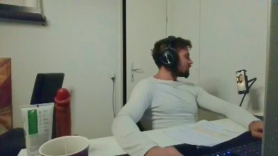 ALPHA_HUNK live cam on Cam4