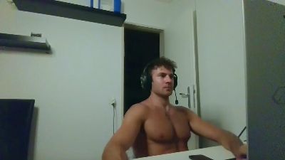 ALPHA_HUNK live cam on Cam4
