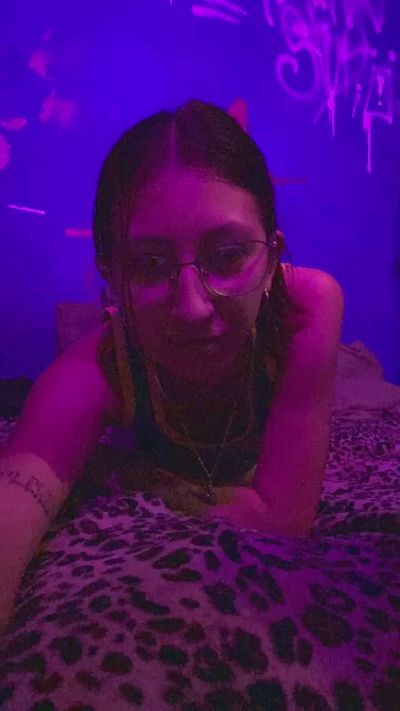 Abruu_19 live cam on Cam4