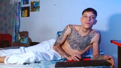 Adam_Master77 live cam on Cam4