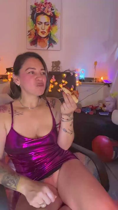 Adele_Greyhot live cam on Cam4