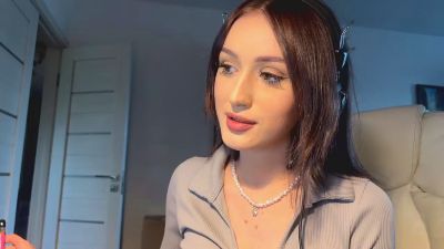 AdeliaDerousse live cam on Cam4