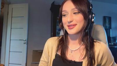 AdeliaDerousse live cam on Cam4