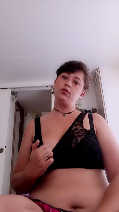 Adrianafernan live cam on Cam4