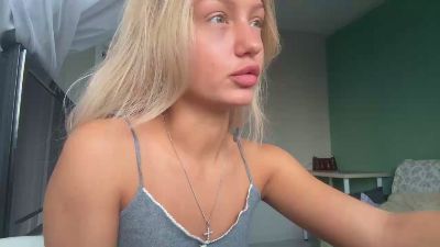 AdrieneQuadnau live cam on Cam4