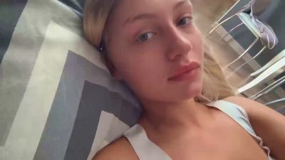 AdrieneQuadnau live cam on Cam4
