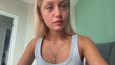 AdrieneQuadnau live cam on Cam4
