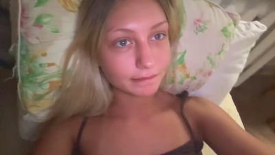 AdrieneQuadnau live cam on Cam4